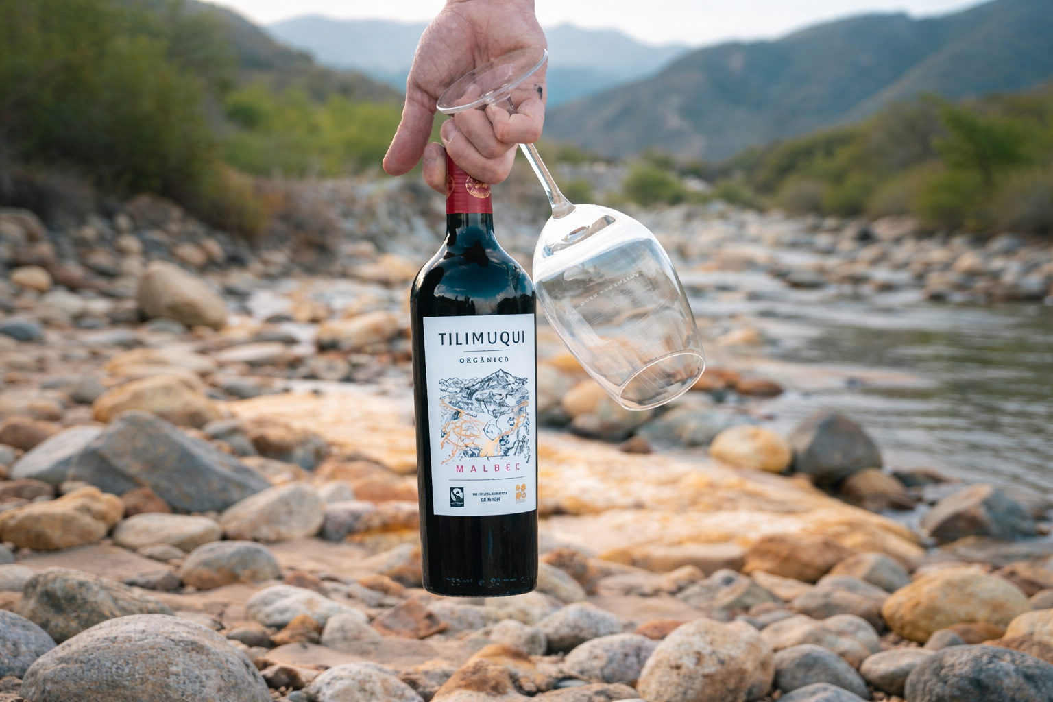 Dos amigos de Funes traen sabores de La Rioja y presentan sus vinos premiados en el Mercado Don Bosco